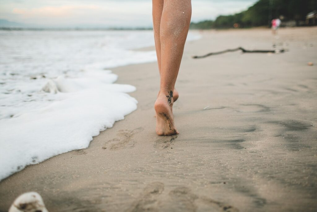 Vaje za ploska stopala: Bosa hoja po pesku ali plaži.